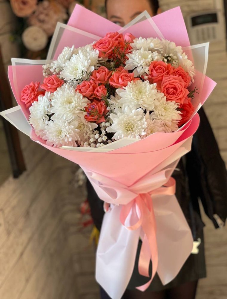 Букет цветов Розовое восхищение Букет цветов из: Хризантемы и Розы